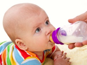 baby_trinkt_milch