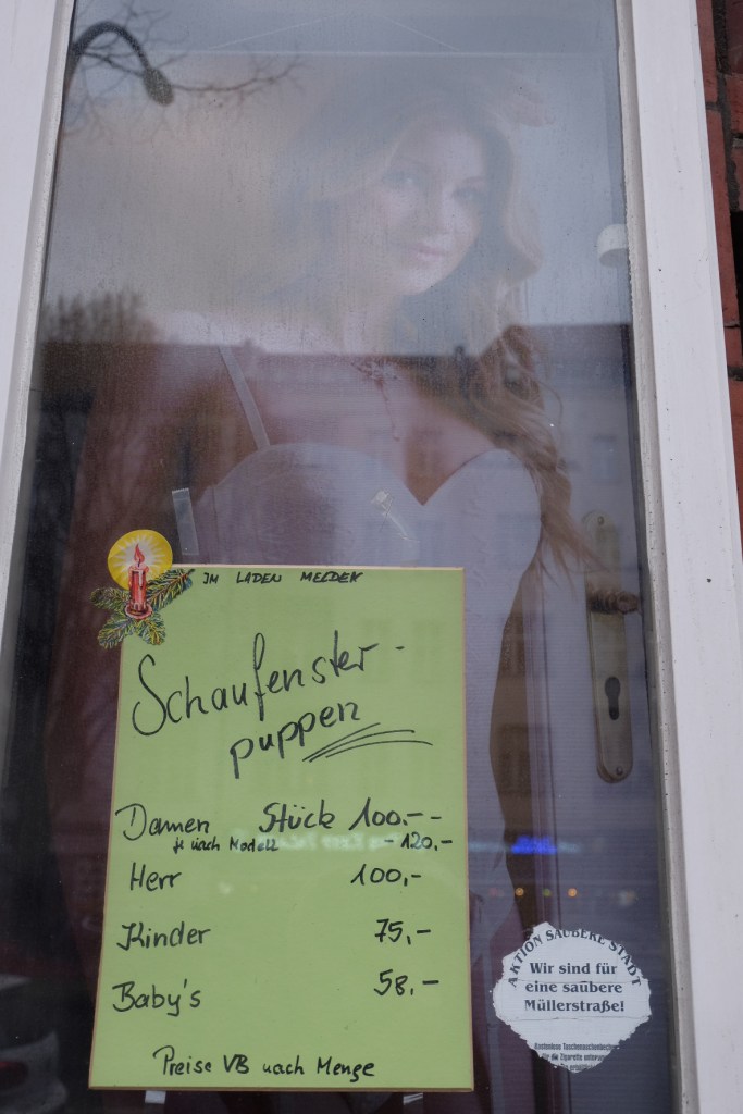 Erste gute Nachricht für dieses Jahr: Der Brautmodenladen hat aufgegeben. Ich wäre sonst noch in Versuchung gekommen.